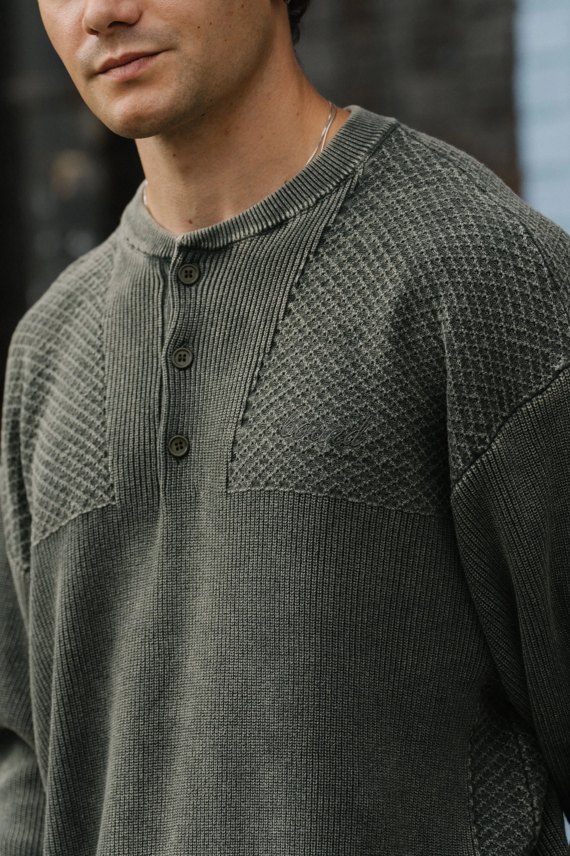 HALF BUTTON PANEL ACID WASHED PULLOVER - GREEN